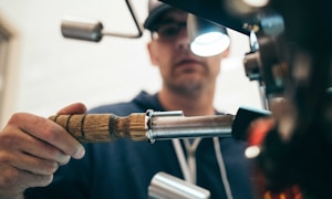 bevictor伟德中文官网首页入口，展示品牌历史与现代数字界面融合的视觉设计