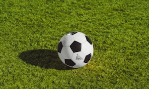 高清无插件足球直播画面截图，显示绿茵场上的激烈比赛场景